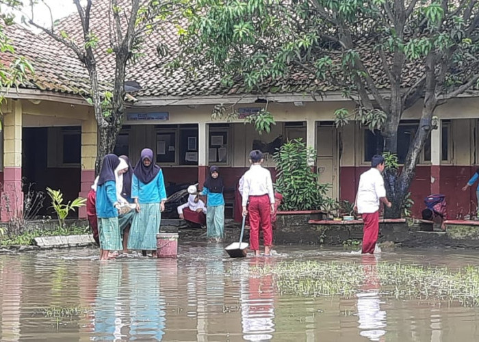 Kondisi Tanah Rendah Jadi Faktor Halaman SDN 2 dan 3 Widasari Tergenang