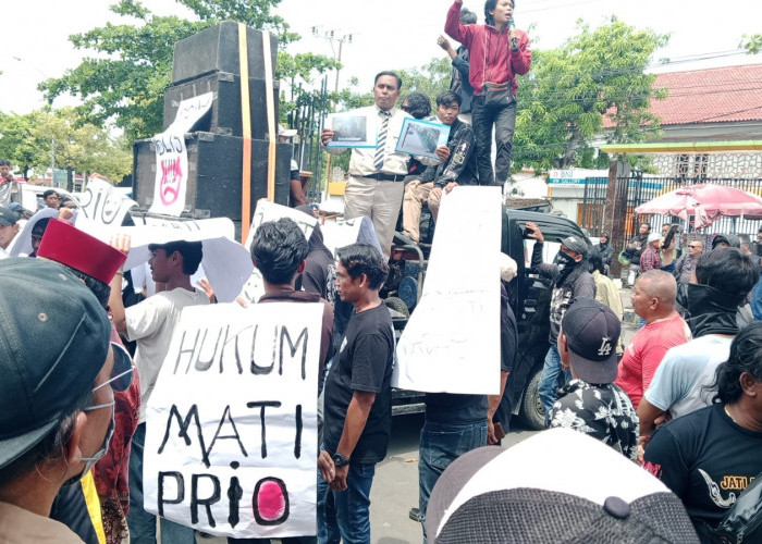 Datangi PN Indramayu, Massa FSI Berharap Ririn dan Priyo di Hukum Berat