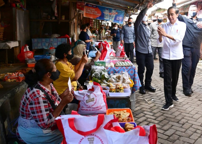 Jokowi Sidak Pasar, Bagikan BLT dan Cek Harga Komoditas di Pasar Malang Jiwan Colomadu