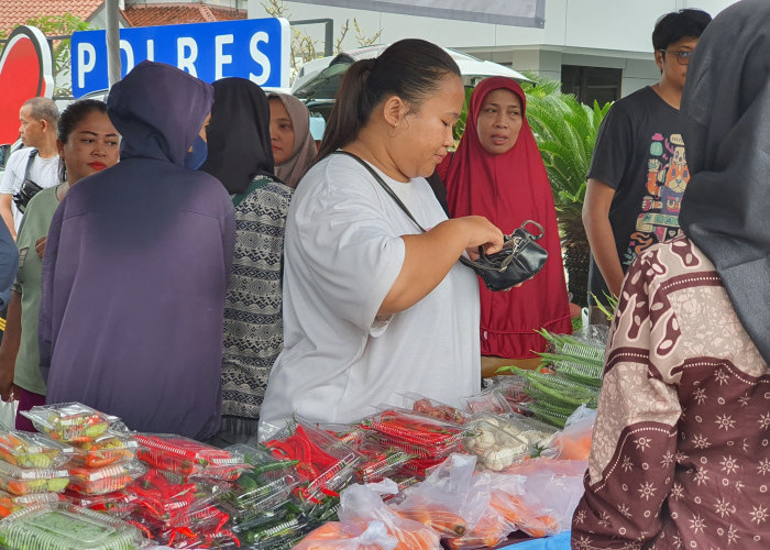 Warga Indramayu Antusias Datangi Lokasi Gerakan Pangan Murah di Polres Indramayu