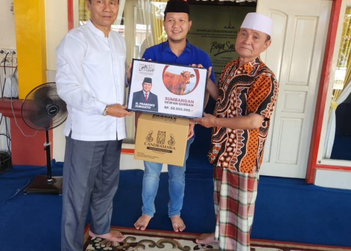 Ketua Umum Partai Gerindra Prabowo Berikan Korban Sapi ke Pondok Pesantren Candangpinggan