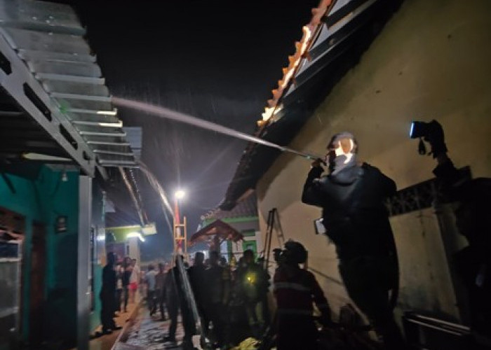 Rumah Terbakar di Desa Mekarmukti, Penghuni Berhasil Menyelamatkan Diri
