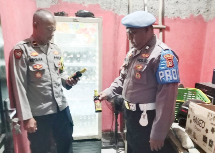 KRYD Polsek Kedokanbunder Sita Puluhan Botol Miras, Bubarkan Kerumunan Demi Jaga Kamtibmas