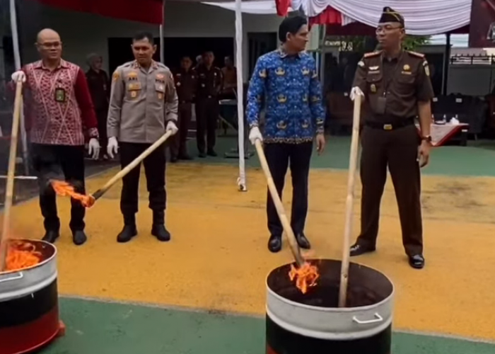 Kejari Indramayu Musnahkan Barang Bukti dari 128 Kasus Pidana, Termasuk Ratusan Ribu Obat Terlarang