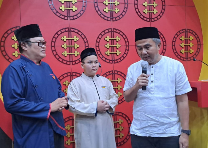 Bey Machmudin Laksanakan Salat Tarawih di Masjid Lautze 2 Bandung 