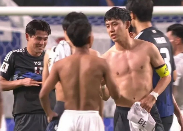 Ada Momen Unik Selepas Laga Indonesia VS Jepang, Beckham Putra Tukaran Jersey dengan Wataru Endo