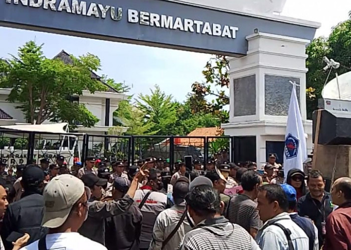 Puluhan Wartawan Gelar Aksi Damai di Depan Gedung DPRD Indramayu Tuntut Klarifikasi Lucky Hakim