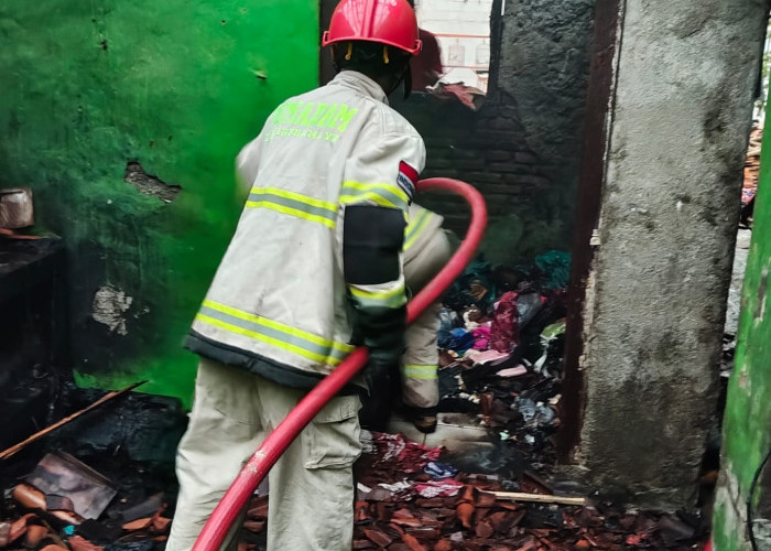 Korsleting Listrik, Rumah di Haurgeulis Hangus Dilalap Si Jago Merah