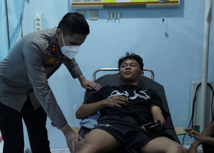 Kapolres Indramayu Jenguk Dua Mahasiswa Korban Aksi, Sampaikan Permohonan Maaf