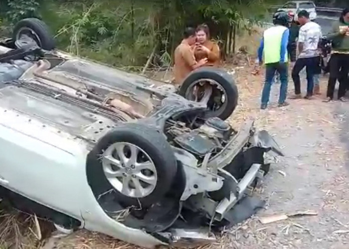 Terjadi Kecelakaan Mobil Nissan Terbalik Jalan Raya Plangon, Tidak Ada Korban Jiwa