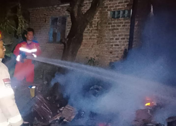 Dipicu Aktivitas Pembakaran Sampah, Rumah di Losarang Kebakaran