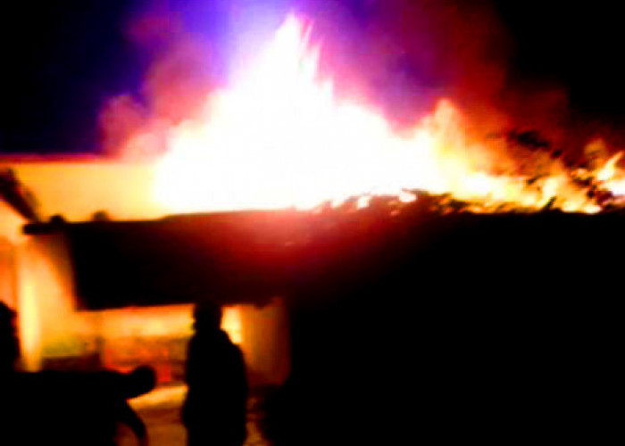 Rumah Warsono Terbakar, Dua Sepeda Motor Ikut Ambyar  