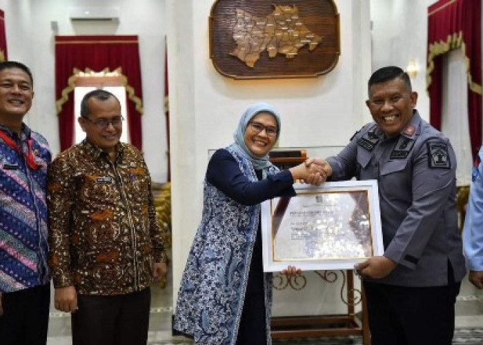 Bupati Nina Agustina Terima Penghargaan dari Kemenkumham 