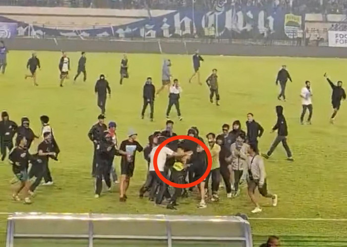 Oknum Suporter Persib Bandung Rusuh, Masuk Lapangan Usai Pertandingan, Steward Jadi Sasaran