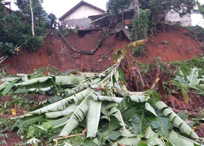Bencana Longsor Terjadi di Giriwaringin, Akibatnya Tiga Rumah Rusak Parah Diterjang Longsor