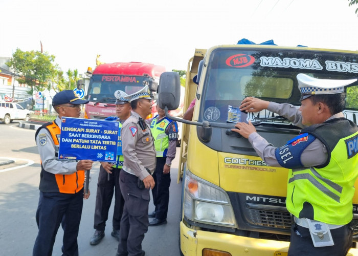 Ops Patuh Lodaya 2024, Sat Lantas Polres Indramayu Tebar Pamflet dan Stiker