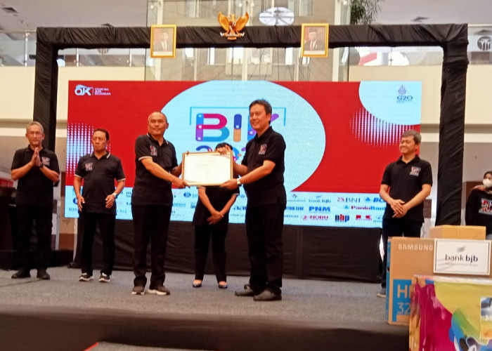 Bupati Indramayu Nina Agustina Dapat Penghargaan dari OJK Cirebon   