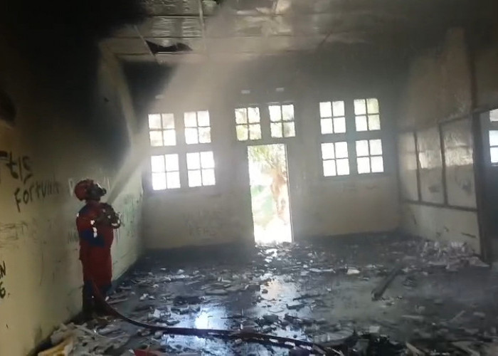 Diduga Akibat Pembakaran Sampah, Gedung Bekas BPR BKPD Margadadi Terbakar