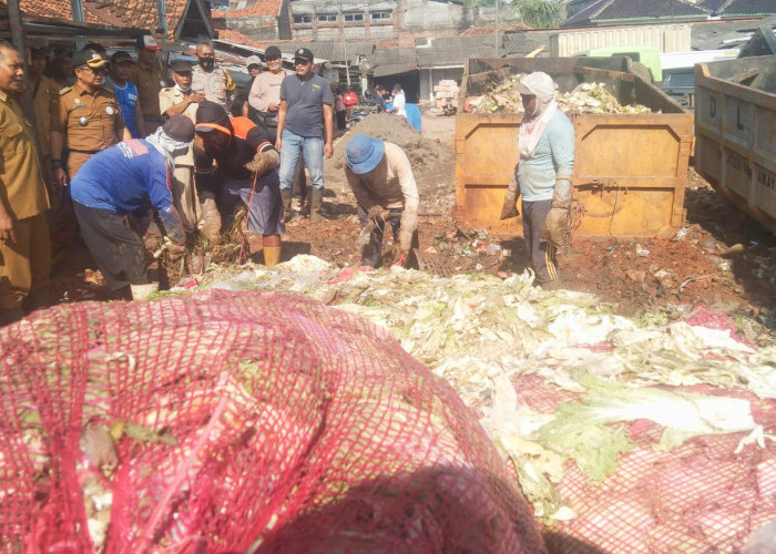 Camat dan Kepala Pasar Turun Langsung Sikapi Sampah Menggunung 