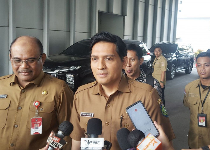 Jalani Hari Pertama Magang, Bupati Lucky Naik Taksi ke Kantor Kemendagri 