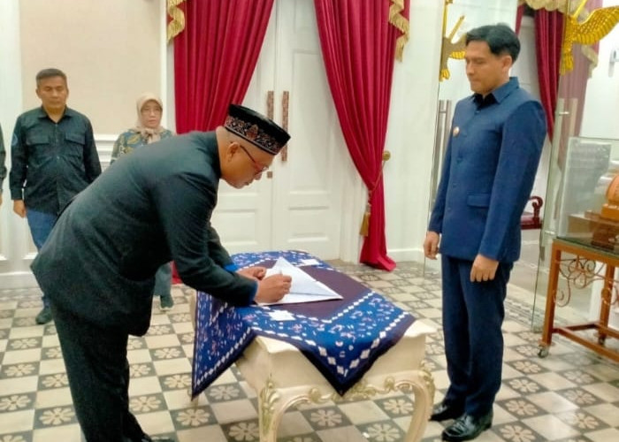 Bupati dan Dewas Perumdam Tirta Darma Ayu Tanda Tangani Kontrak Kinerja