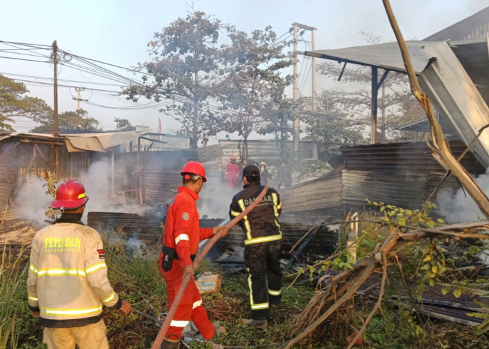 Dipicu Aktivitas Bakar Sampah, Sebuah Warung di Kandanghaur Kebakaran