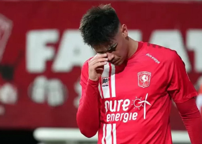 Mees Hilgers Tidak Terlihat Tampil Bersama FC Twente, Masih Cedera?