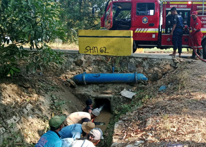 Pasokan Air Tersumbat, Damkar Indramayu Bantu Petani Lobener Lor 