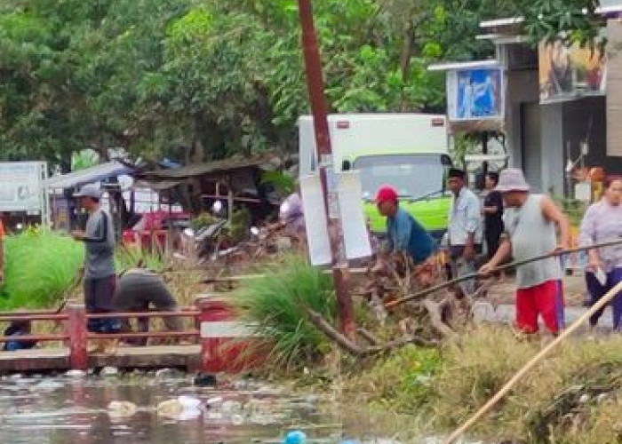 Gerakan Jum’at Bersih di Krangkeng, Bersihkan Sungai dari Sampah