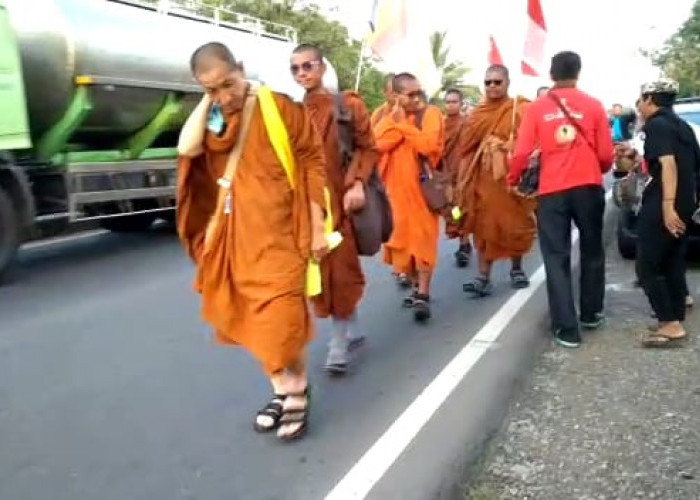 Berawal 54 Biksu, Kini 32 Biksu Dalam Perjalanan Menuju Borobudur