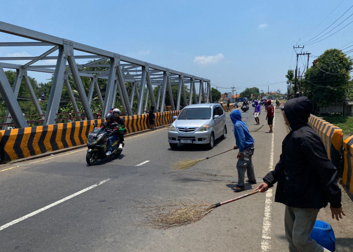 Pemkab Indramayu Data Penyapu Koin di Jembatan Sewo