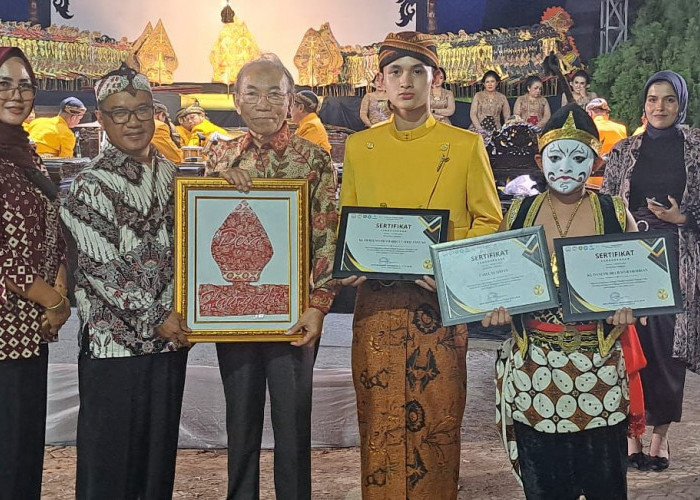 Pentas Wayang Kulit Unindra PGRI Jakarta di Haurgeulis: Dalang Milenial Ki Herjuno Pramareza Memukau Penonton