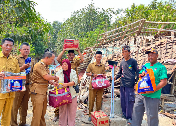Pemdes Jatibarang Baru Salurkan Bantuan dari Dinsos untuk Warga Korban Rumah Ambruk