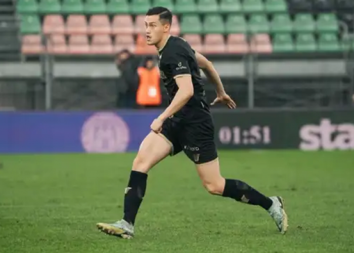 Bikin Penonton Terpukau dan Buat Momen Bersejarah! Idzes Kokohkan Lini Belakang dan Cetak Rekor di Serie A!