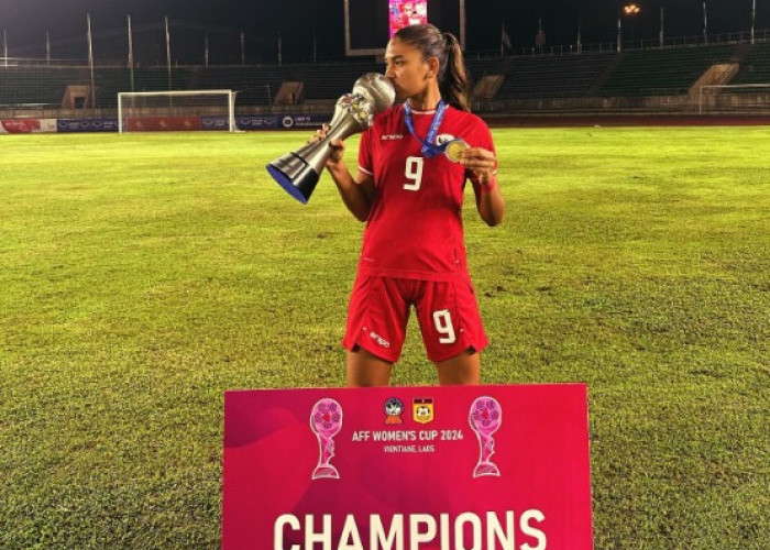 Claudia Scheunemann Pamer Tidur Peluk Trofi, Timnas Putri Indonesia Juara Piala AFF Wanita 2024