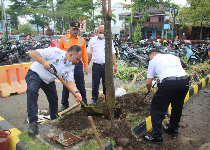 Peringati May Day, PT KAI Daop 3 Cirebon Sedekah Oksigen dengan Gerakan Penanaman Pohon