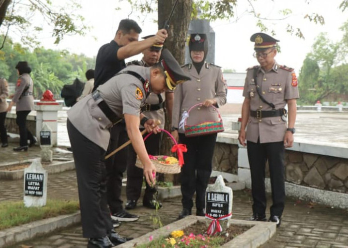 Sambut Hari Bhayangkara ke-79 Jajaran Polres Indramayu Ziarah ke Makam Pahlawan 