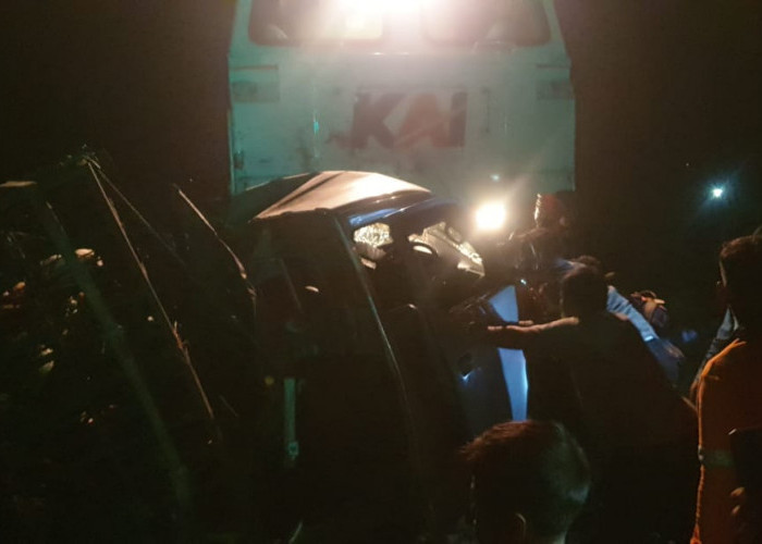 Kecelakaan , Mobil Ringsek Terseret Kereta Api  hingga 600 Meter