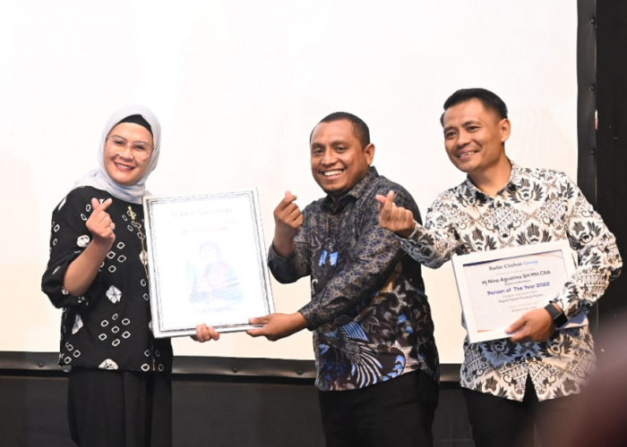 Bupati Nina Raih Penghargaan Person of The Year Radar Cirebon Group