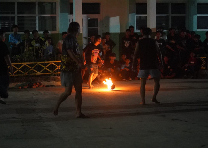 Sepak Bola Api Meriahkan Peringatan Tahun Baru Islam di Desa Krasak