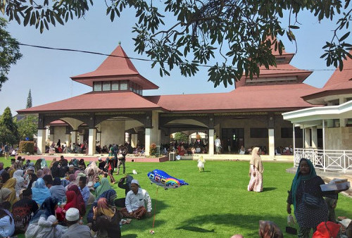 Rumput Sintetis Masjid Agung Indramayu Dibeli Dari Importir di Bogor