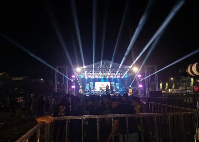 Ribuan Warga Indramayu Padati Sport Center untuk Saksikan Konser Marjinal