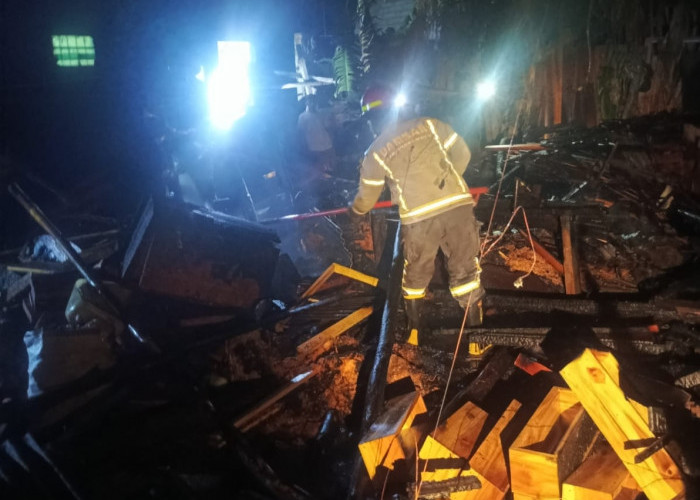 Kebakaran Landa Tempat Produksi Kusen Kayu di Losarang, Kerugian Capai Rp100 Juta