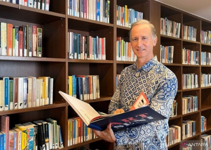 Duta Besar Belanda Terkagum Dengan Seni Batik Cirebon, Coba Langsung Pakai Canting! 