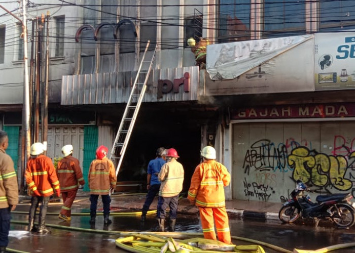 Kebakaran Ruko yang Jual Kain dan Pakaian di Jalan Pasuketan Ludes Dilalap Api