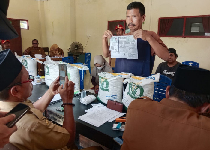Semringah, Ratusan Warga Desa Bulak Lor Terima Bantuan Pangan