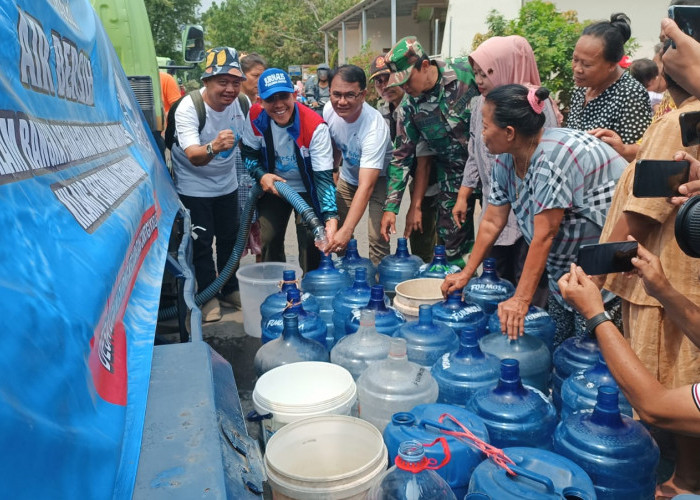 Baru Menjabat Camat Cantigi, Zaenal Diguyur 25000 Liter Air Bersih