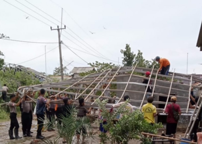 Angin Puting Beliung Terjang Desa Pabean Ilir Puluhan Rumah Rusak