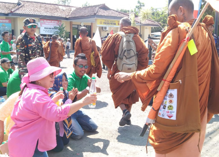 Warga  Indramayu,  Sambut Thudong 32 Bhiksu Jalan Kaki Dari Tahiland Menuju Borobudur 