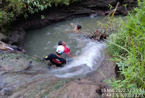 Akhirnya Jasad Sarta Ditemukan Tersangkut di Sungai Ciranggon Sumberjaya